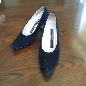 Anne Klein size 6 Black suede